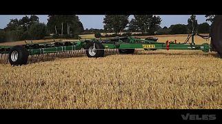 БТ-9EU растаскивает пожнивные остатки