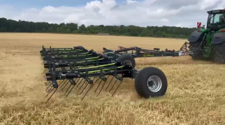 БТ-9 растаскивает солому