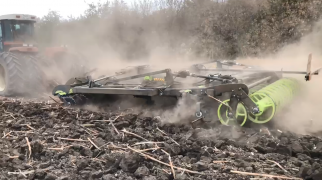 ЧДА работает по стерне подсолнечника