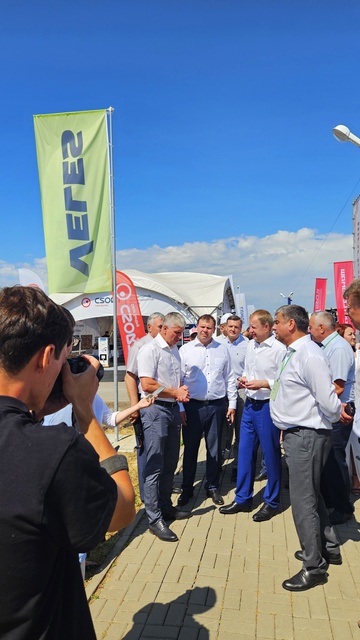 Губернатор посетил стенд VELES