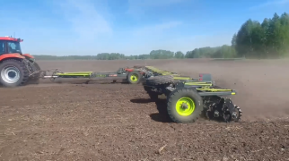 АПУ-18 на прикатывании посевов зернобобовой смеси